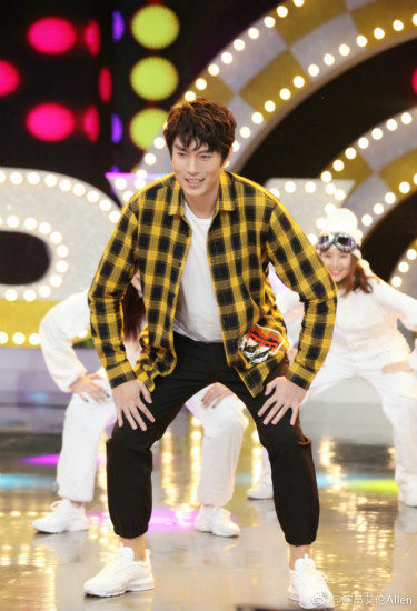 图片默认标题_fororder_认真的表情和手脚并用的舞姿展现“反差萌”，手忙脚乱的真实表现笑翻全场。