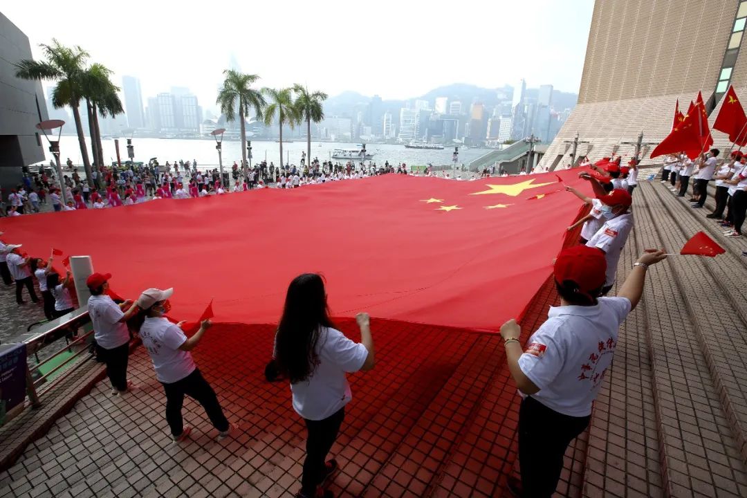 香港市民在中環手持五星紅旗跑步,表達對祖國美好祝願.