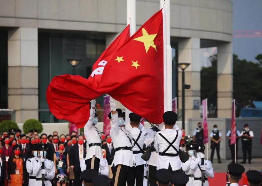 國慶第一天,香港大街小巷披上了