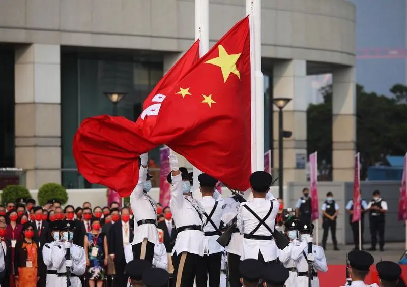 今天,香港大街小巷披上了"中国红"