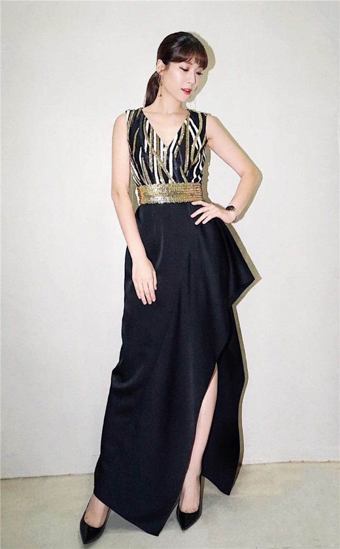 悦悦主持双十一晚会 呼吁关爱空巢老人获赞