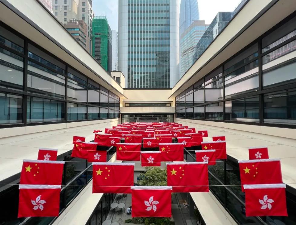 今天,香港的大街小巷悄然披上"中国红 五星红旗和紫荆花旗交相挥吵