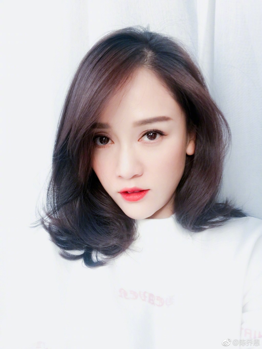 陈乔恩晒自拍一双大眼电力足 皮肤超好似少女