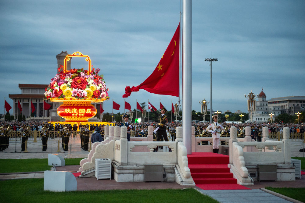 金秋十月,举国欢庆 ↑2021年10月1日清晨,隆重的升国旗仪式在北京