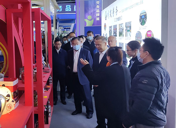 “彩灯工匠”劳务品牌在第三届全国创业就业服务展示交流活动上亮相展出_fororder_1参观现场