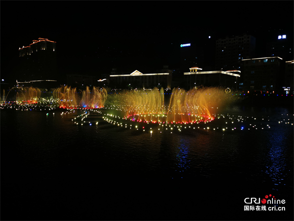 陳鏘 10月1日晚,多國青年們夜遊鳳凰湖,暢遊七彩鳳縣,看音樂噴泉