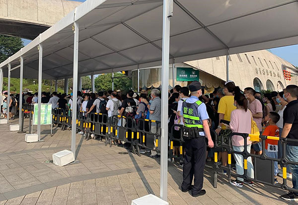 国庆假日期间 自贡市大安区多措并举让景区停车不再难_fororder_3游客有序排队交通疏导（供图-自贡市文广旅局）