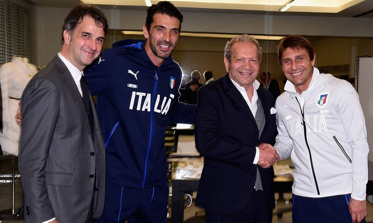 最牛全家福!意大利男模队在大卫脚下合影 最牛全家福!意大利男模队在大卫脚下合影