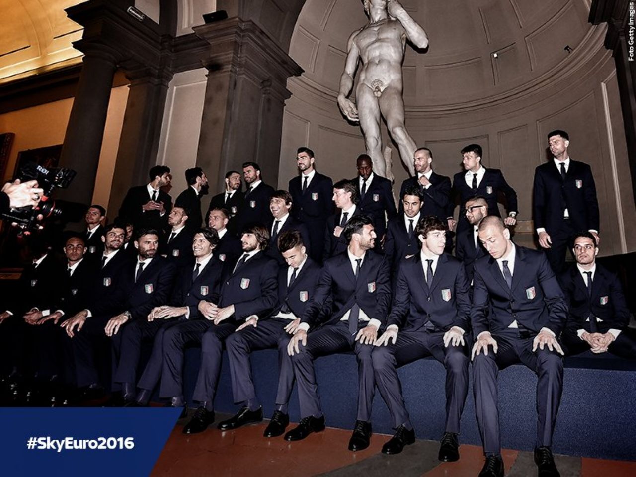 最牛全家福!意大利男模队在大卫脚下合影