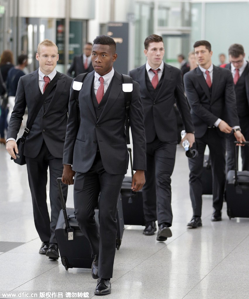 最牛全家福!意大利男模队在大卫脚下合影