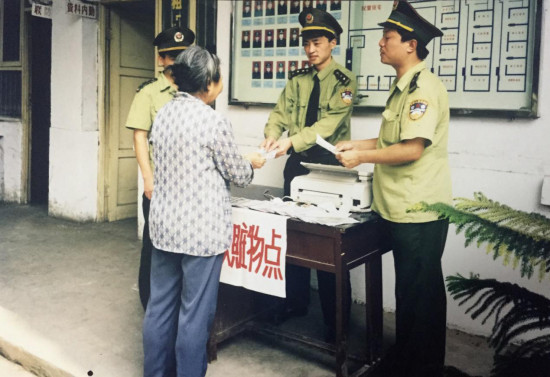 【法制安全】重慶九龍坡：三張老照片見證民警守護平安