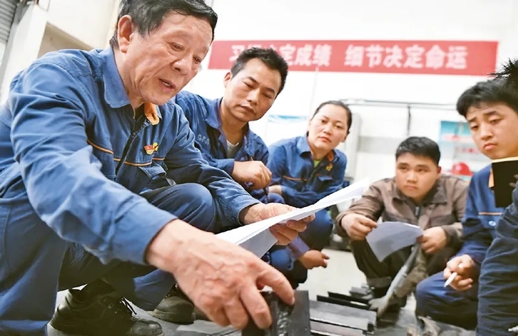 劳动是一切幸福的源泉，习近平谈劳模精神、劳动精神、工匠精神
