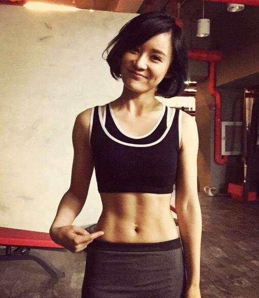 杨幂袁姗姗毕业8年，同靠于妈捧红，如今差距为何那么大？