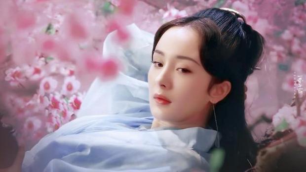 杨幂袁姗姗毕业8年，同靠于妈捧红，如今差距为何那么大？