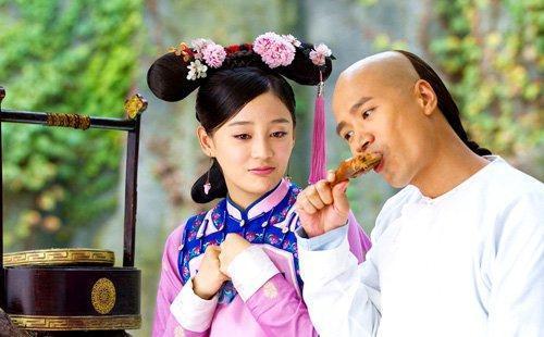 杨幂袁姗姗毕业8年，同靠于妈捧红，如今差距为何那么大？
