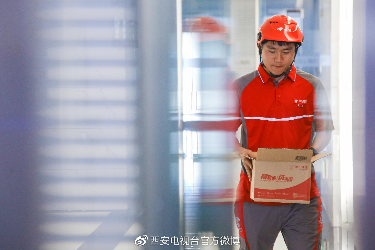 "狼娃"王尔卓化身京东快递员