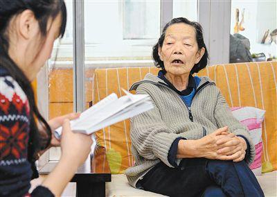 92岁女医生家中义诊 开药总想着给患者省钱(图)