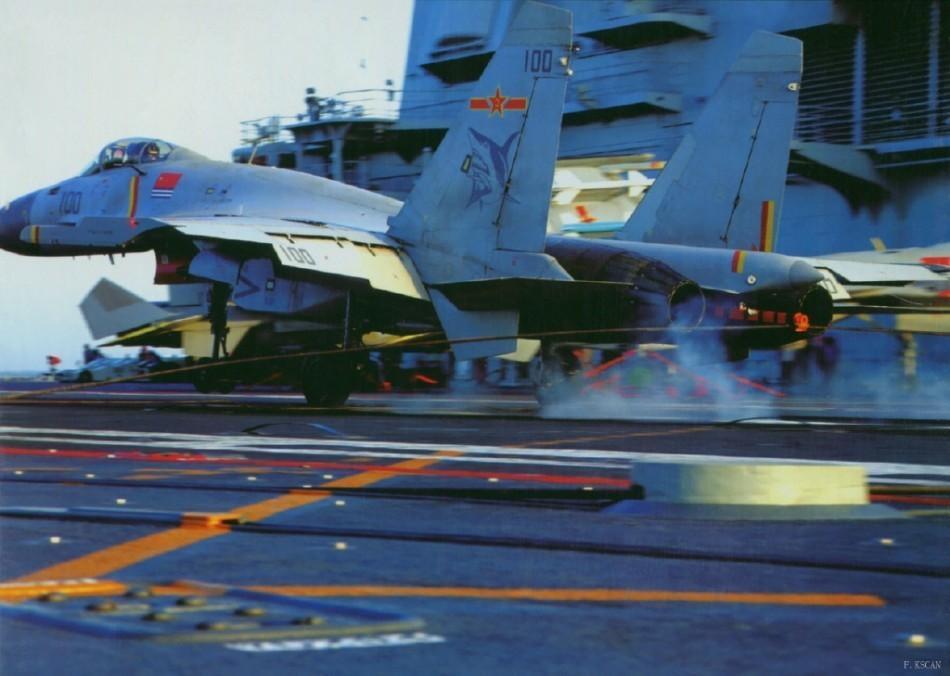 歼15降落辽宁舰瞬间,轮胎在甲板上磨出白烟,黑印就是在这样一次次冲击