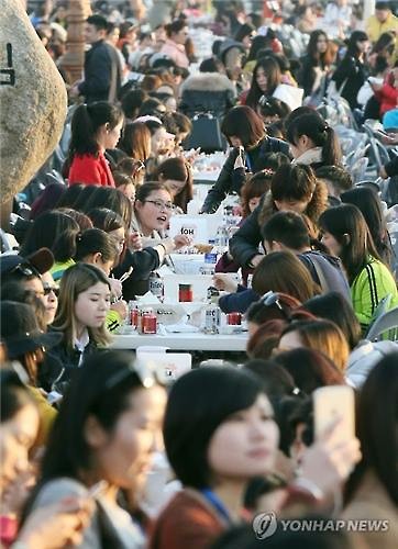 韩媒:数千中企员工赴韩开史上最大炸鸡啤酒派对