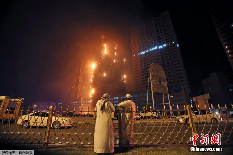 阿联酋阿治曼一高层住宅突发大火