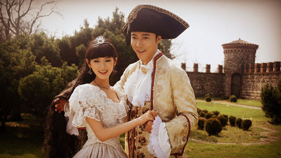 张丹峰复古洋装似海盗船长 单膝跪地花样浪漫