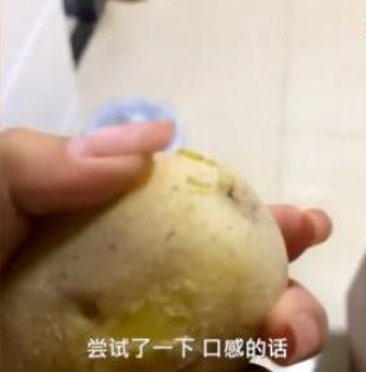 หลังจากดูภาพยนตร์เรื่อง "Chosin Reservoir" สาวจีนกลับบ้านลองกินมันฝรั่งแช่แข็ง_fororder_1633679447(1)