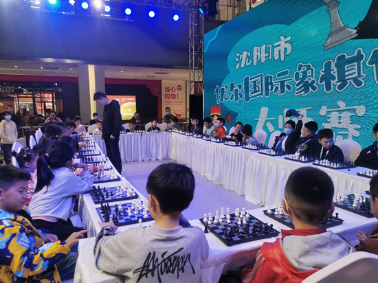 國際象棋小選手與大師“車輪戰” 瀋陽優爾國際象棋大師賽收官_fororder_圖片2_副本