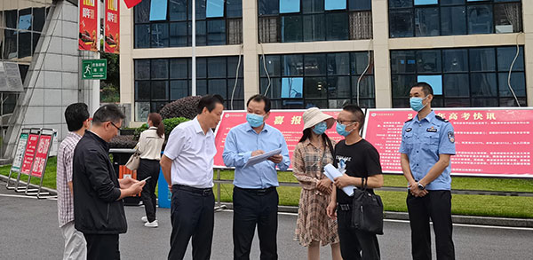 宜賓筠連縣：強化督導 穩步推進文明城市創建_fororder_督導組在筠連中學進行督導檢查-供圖-筠連縣委宣傳部