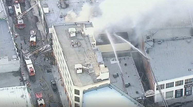 持续更新丨美国加州洛杉矶市中心发生火灾并引发爆炸 至少10人受伤