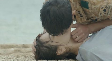 《太阳》穿帮镜头曝光 男主人工呼吸似接吻