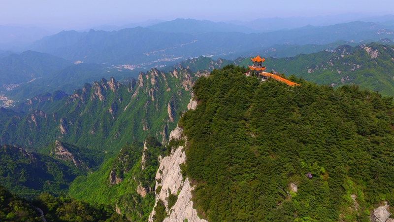 OK【焦点图】河南洛阳：“中原第一峰”鸡角尖壁立千仞 壮美如画