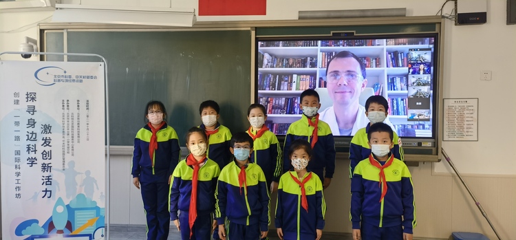 北科院创建“一带一路”国际科学工作坊丰台一小“云”上开讲_fororder_学生与尼古拉教授合影2