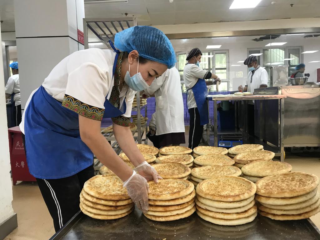 新疆：乡村振兴进行时 村美业兴旅游热