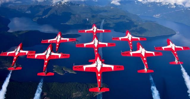 加拿大“雪鸟”飞行表演队一架飞机在西部坠毁