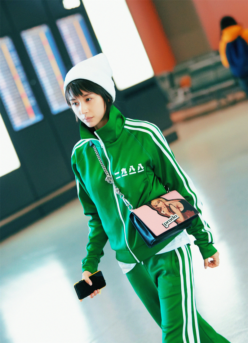 王子文运动风现身机场斜挎海报女郎包曲妖精上线