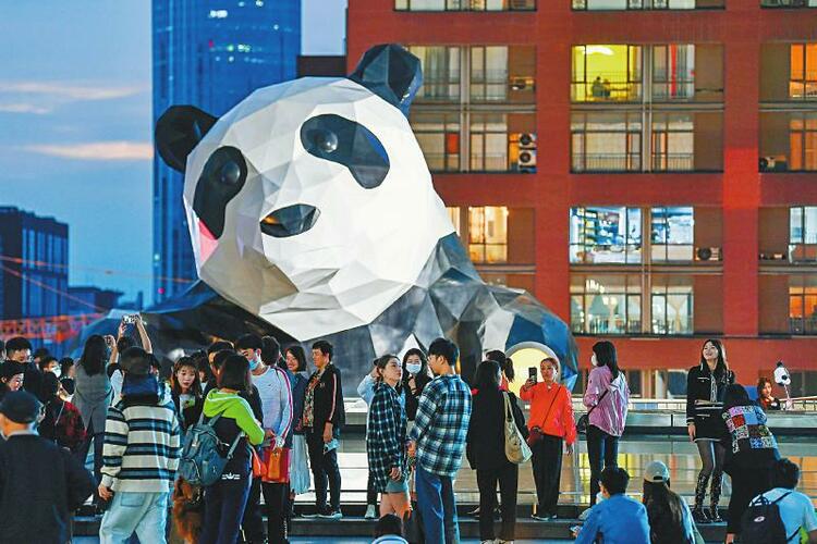 （中首）公共艺术促城市文化成长 大熊猫雕塑的“朋友圈”越做越大
