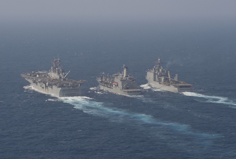 美軍兩棲攻擊艦離港後巡航南海