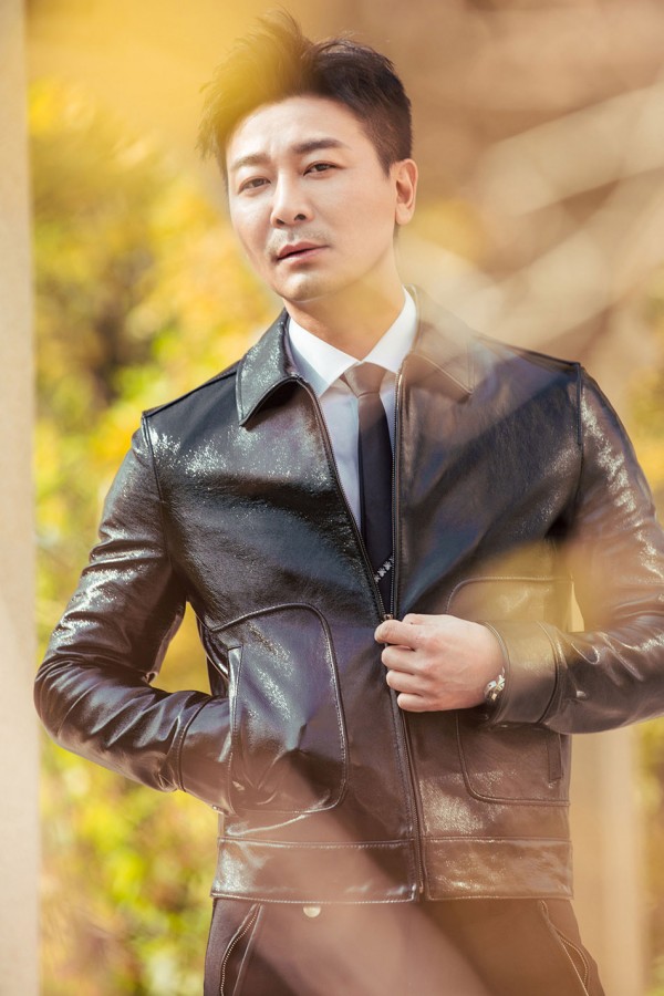 吴樾街拍凸显型男本色 尽享冬日暖阳帅气十足