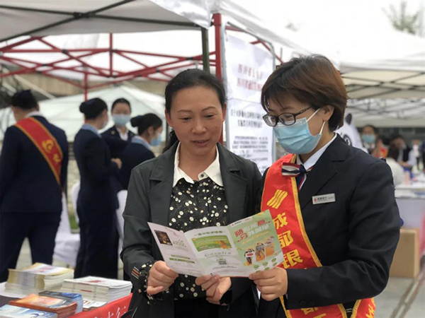 都江堰市启动2021年国家网络安全宣传周活动_fororder_工作人员给市民普及反诈知识