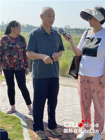 守护共同的家园——潜水河：让河水清回来、鸟儿飞回来、鱼儿游回来_fororder_图11：记者采访最美生态护林员徐世江