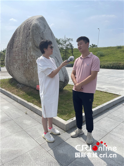 守护共同的家园——潜水河：让河水清回来、鸟儿飞回来、鱼儿游回来_fororder_图6：记者采访志愿者储鑫