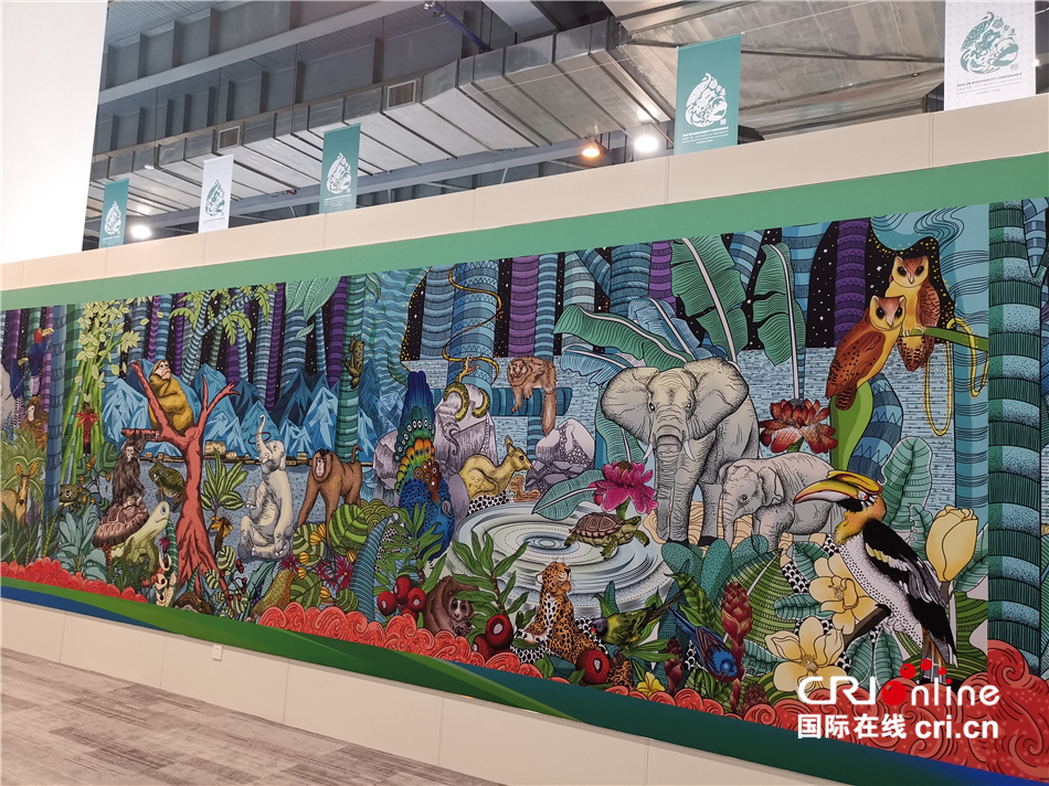 （昆明生物多样性大会）在COP15新闻中心感受生物多样性_fororder_12米长的工笔重彩画的一部分