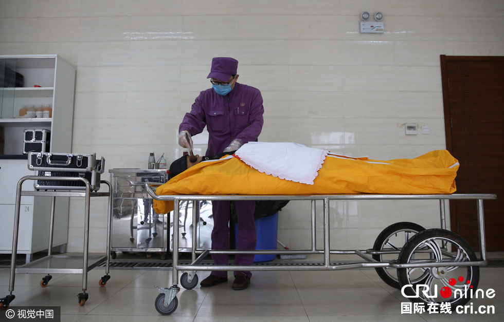 西安市殡仪馆,整容师李绍银打开化妆箱开始为逝者整理遗容