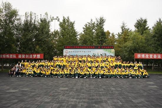 首都师范大学附属回龙观育新学校举办国防教育实践活动_fororder_1