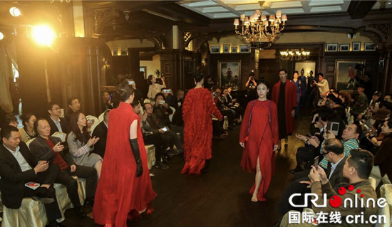 已过审【CRI专稿　列表】丝绸之路国际时装周落地重庆 时尚工匠跨界呈现