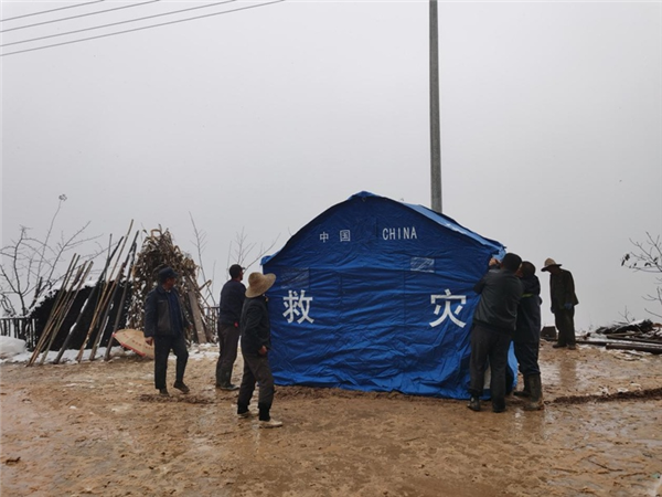 寶雞陳倉區葛條嶺村黨員幹部雨雪中負重徒步四小時 安全度汛絕不漏掉一人_fororder_mtxx02