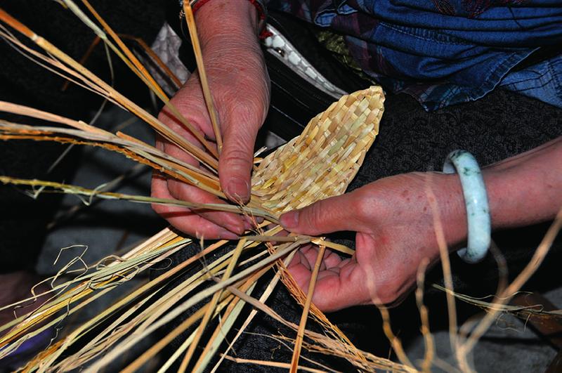 广西：隆安手工稻草龙 浸润“那”文化魅力