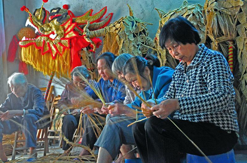 广西：隆安手工稻草龙 浸润“那”文化魅力