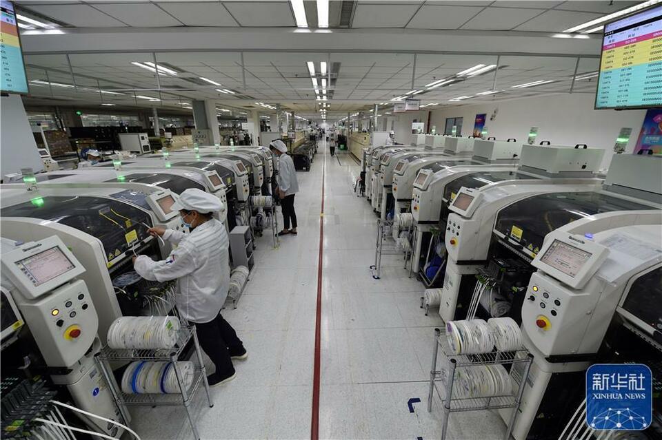 工人在位于安徽合肥的联宝(合肥)电子科技有限公司生产车间内忙碌