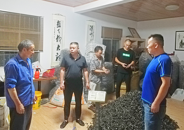 广元市利州区持续巩固脱贫攻坚成果_fororder_李小军（左二）在村民家中查看增收情况